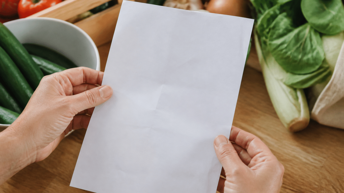Papier blanc listant articles alimentaires pour deux personnes