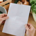 Papier blanc listant articles alimentaires pour deux personnes