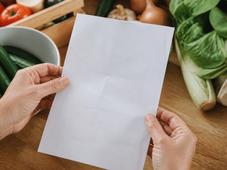 Papier blanc listant articles alimentaires pour deux personnes