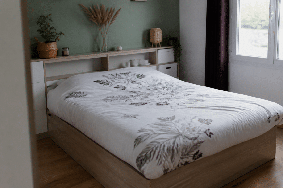 Chambre avec lit coffre et tete de lit etageres integrees
