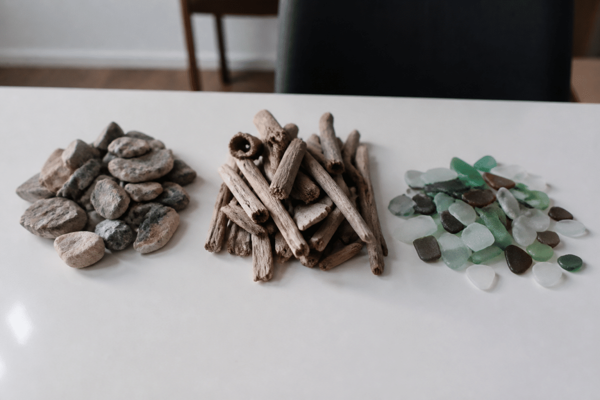 Trois piles d'objets classés sur table blanche