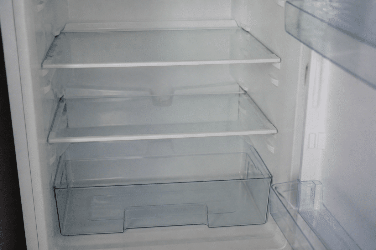 Clayettes vides de refrigerateur nettoyees a l'eau vinaigreee