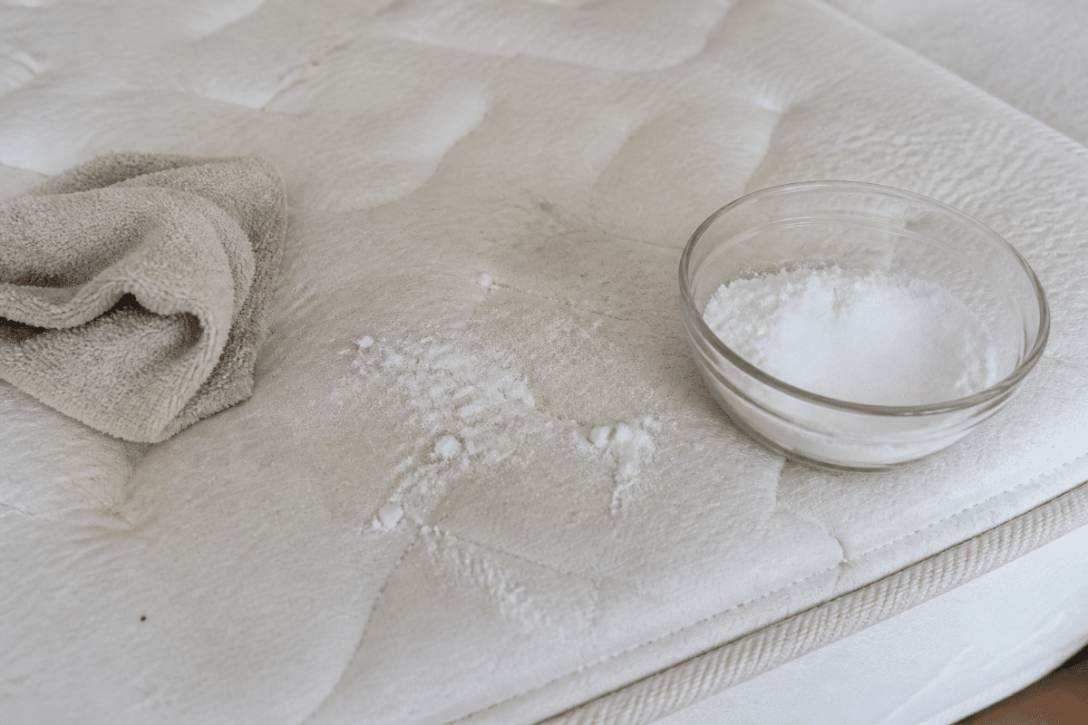 Matelas avec bicarbonate blanc et chiffon absorbant