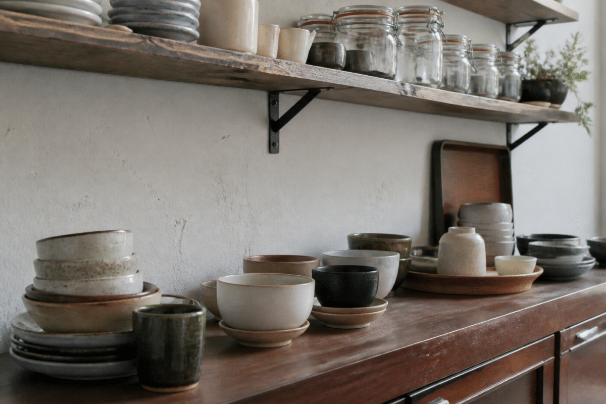 Objets regroupes par categories sur etageres et surfaces