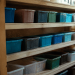 Pieces ordonnees avec boites rangement alignees sur etageres