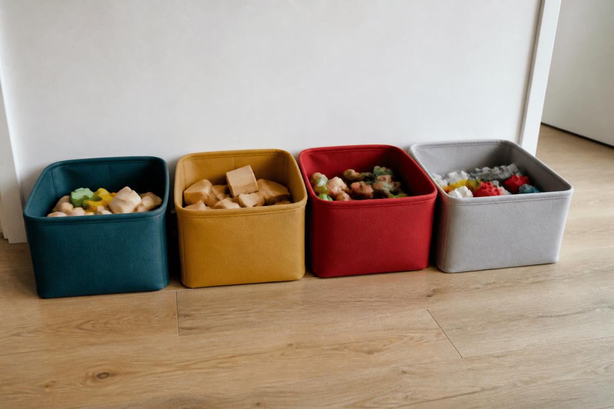 Quatre boites colorees organisees pour trier les objets