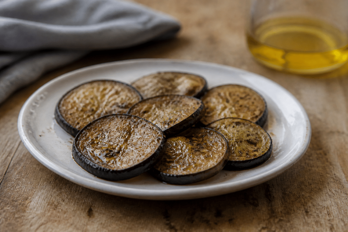 Tranches de radis noir roti avec huile olive et epices