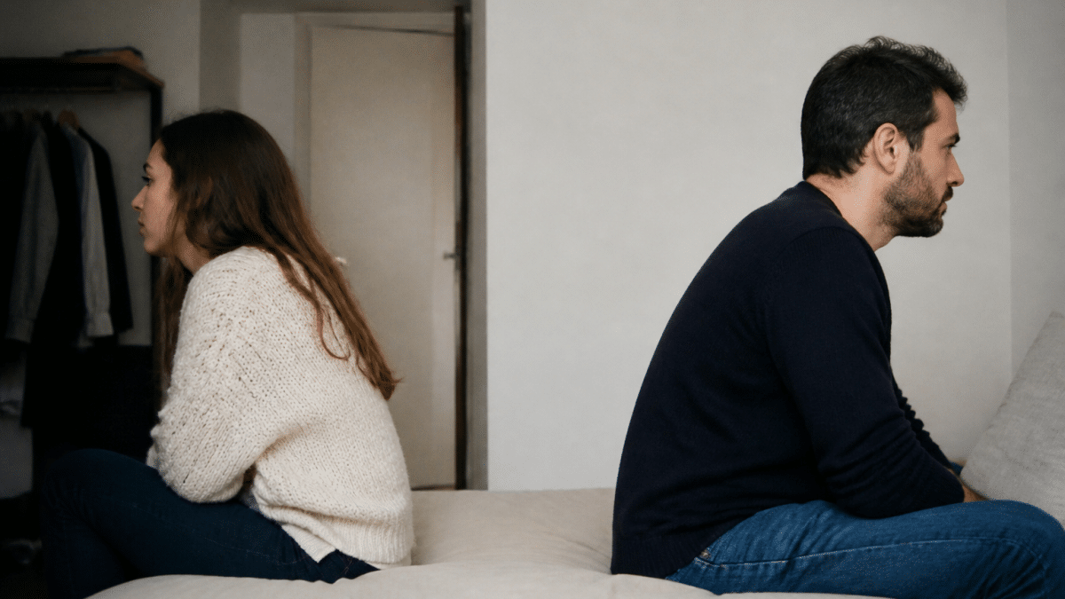 Deux personnes assises dos a dos, separees par distance