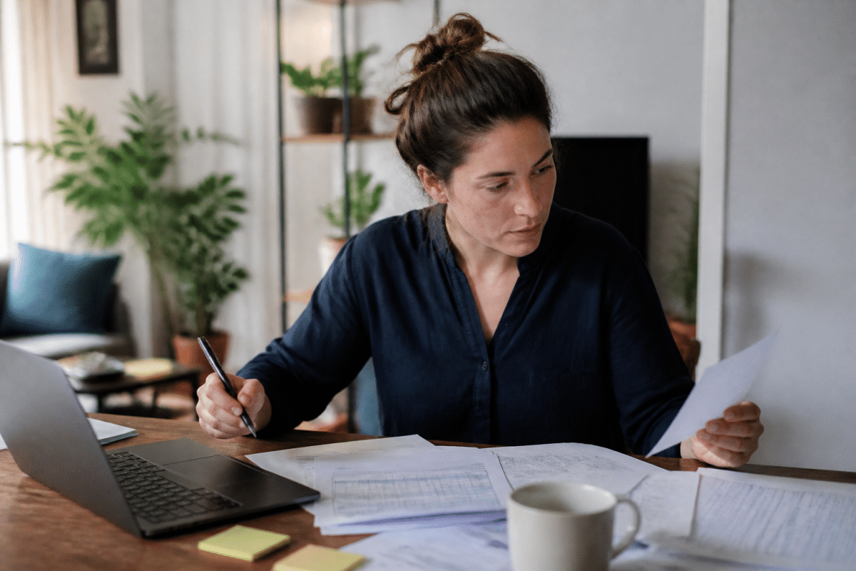 Tableau finances micro-entreprise avec colonnes chiffres mensuels
