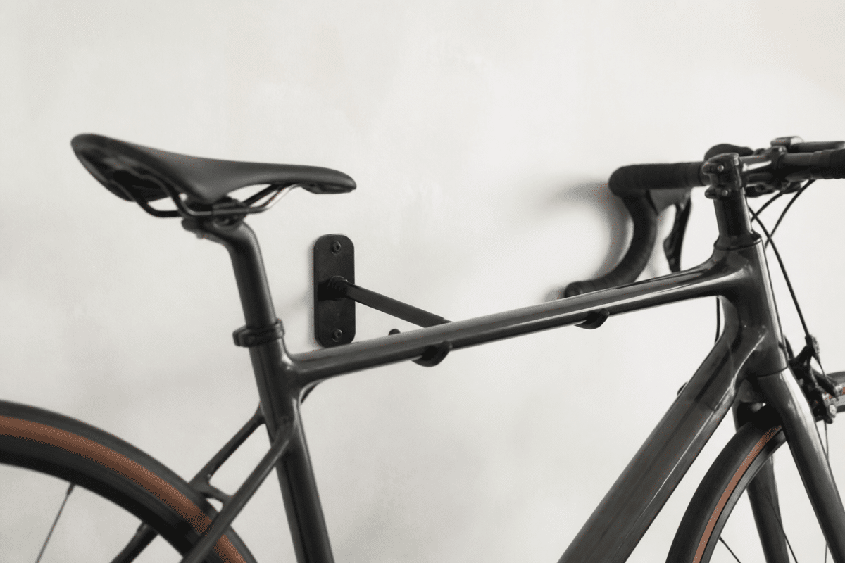 Velo suspendu au mur avec support metallique installe