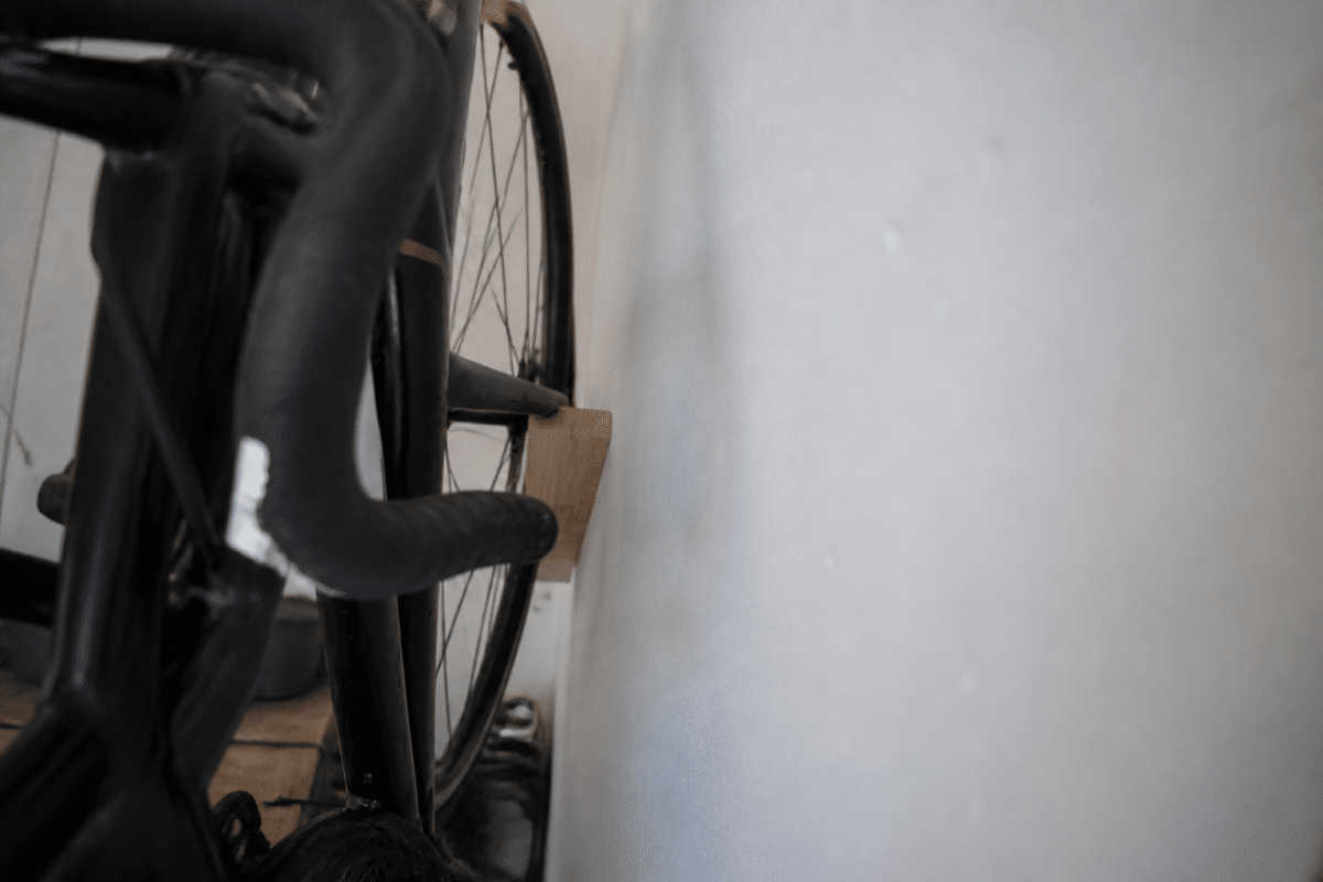 Velo suspendu mur avec vingt centimetres espace libre