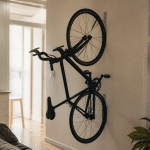 Velo suspendu verticalement au mur dans petit espace