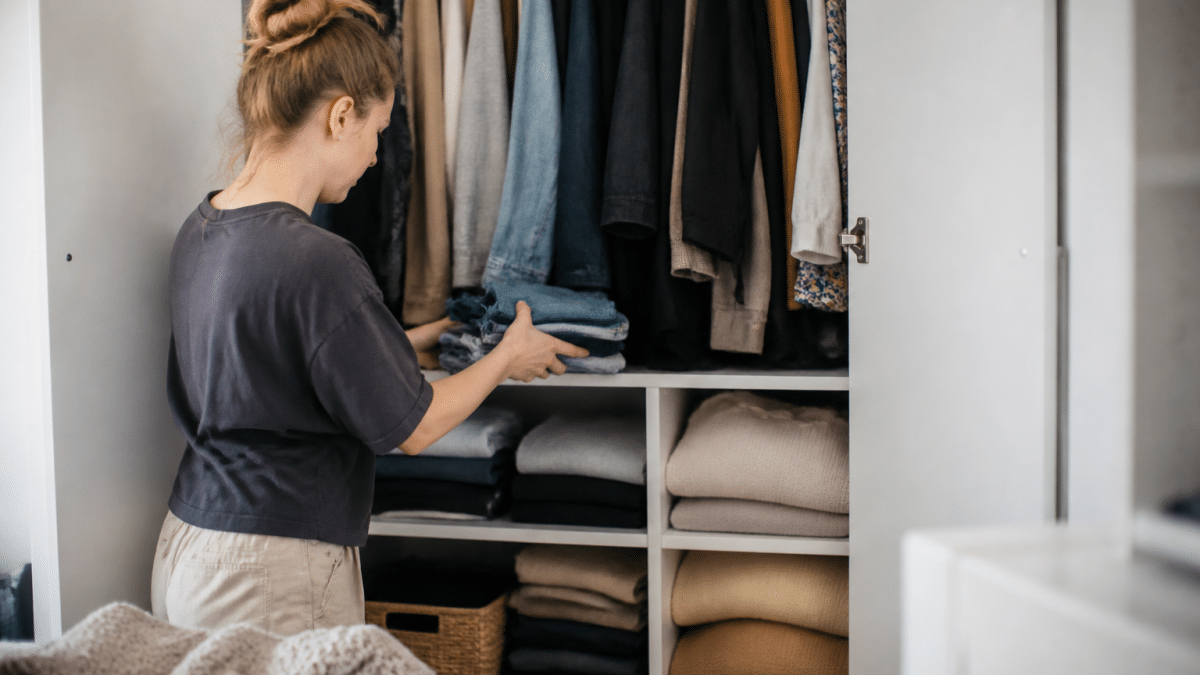 Vetements plies ranges dans armoire ouverte par categories