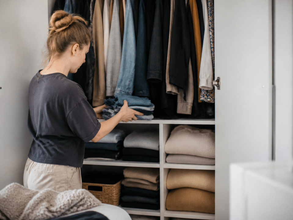 Vetements plies ranges dans armoire ouverte par categories