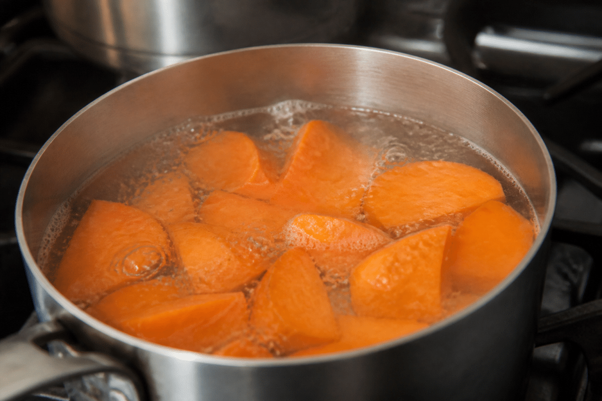 Morceaux patate douce cuisant dans eau bouillante casserole